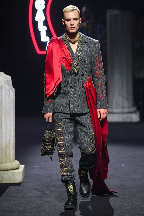 Moschino Fall 2019 Menswear collection, runway looks, beauty, models, and reviews. Ancient Greece Fashion Men, Ancient Rome Fashion, Romawi Kuno, Journal Fashion, Rome Fashion, High Fashion Men, Vintage Man, Julius Caesar, Futuristic Fashion