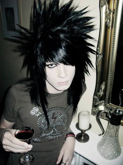 Scene king Sam iiansing my opion the spike seems to much Emo Boy Haircut, Emo Pics, Scene King, Short Emo Hair, Alt Boys, Emo Hairstyles For Guys, Emo Scene Boys, Goth Styles, Emo Boy Hair