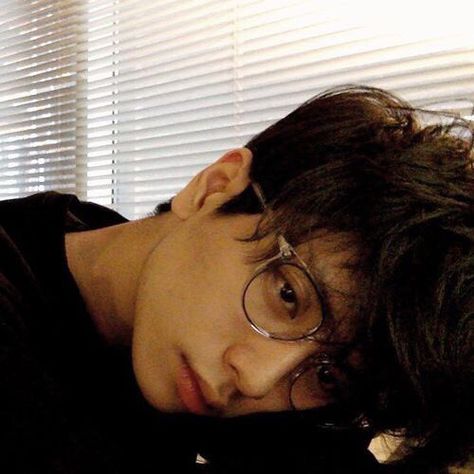 Asian boy, Fashion boy, Ulzzang boy. boy wearing glasses. Asian Glasses, Korean Icons, Buddy Daddies, Boys Glasses, Boys With Curly Hair, Cute Asian Guys, Blue Exorcist, Japanese Men