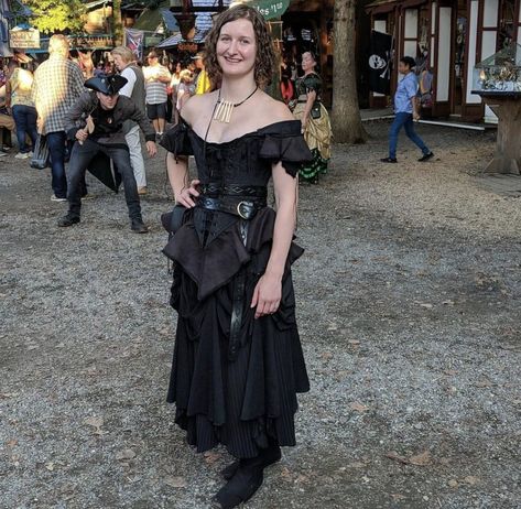 Goth Ren Faire Costume, Dark Ren Faire Costume, Witchy Ren Faire Costume, Black Ren Faire Outfit, Ren Faire Witch Outfits, Goth Ren Faire Outfit, Ten Faire Outfit, Ten Faire, Renfaire Inspiration