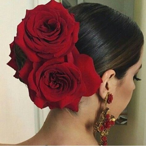 Flamenco Hairstyle Spanish, Spanish Flamenco Hair, Mexican Hair Updos, Spanish Updo Hairstyles, Spanish Hair Styles, 16 De Septiembre Hair Ideas, Roses In Hair Hairstyles, Flamenco Wedding Dress Spanish Style, Spanish Bun Hairstyle