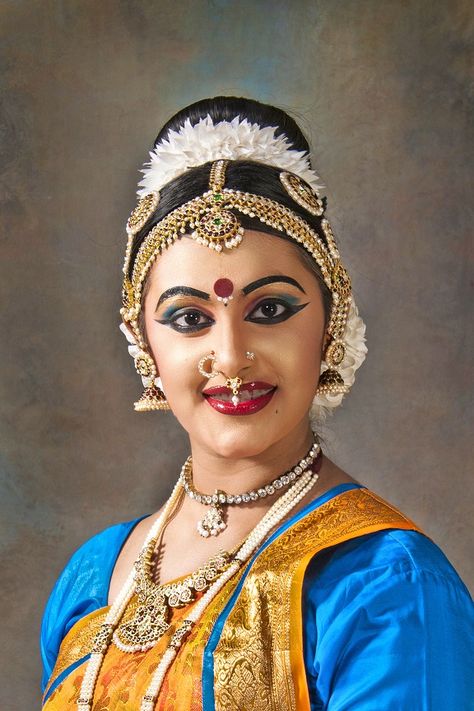 Bharat Natyam Makeup, Bharatnatyam Makeup, Bharathanatyam Dance, Bharatanatyam Costume, Bharatanatyam Dancer, Indian Classical Dancer, Bharatanatyam Poses, Nose Septum, Modern Costumes