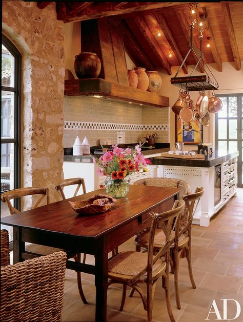 Linda Warren Draws on Spanish and Mexican Traditions for a Country House in Mexico | Architectural Digest Kitchen Decor Mexican Style, Mexican Style Dining Room, Mexican Kitchen Design, Mexican Interior Design, Mexican Interiors, Mexican Kitchen Decor, Houses In Mexico, Mexican Kitchens, French Country Kitchens