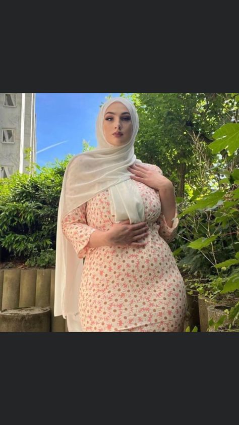 Curvy Hijabi Outfits, Arabic Women Hijab, Hijab Look, Hot Dresses Tight, Arabian Beauty Women, Muslim Women Fashion, Muslim Women Hijab, Hot Women Dress, Beautiful Muslim Women