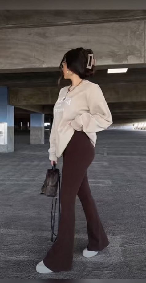 What to wear with flare leggings for school? Buy brown flare leggings here ⬇️ Outfit Ideas With Tights Leggings, Fits With Brown Leggings, Red Flared Leggings Outfit, Brown Flare Leggings Outfit Winter, Brown Leggings Fall Outfit, Outfits With Tan Leggings, Maroon Flare Leggings Outfit, Flared Leggings And Hoodie Outfit, Outfits With Bootcut Leggings