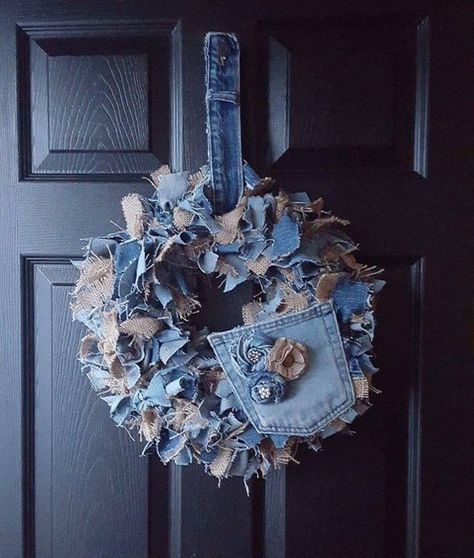 Denim Wreaths, Couronne Diy, Denim Crafts Diy, Blue Jeans Crafts, Wreath Burlap, Denim And Diamonds, Fabric Wreath, Denim Art, Rag Wreath