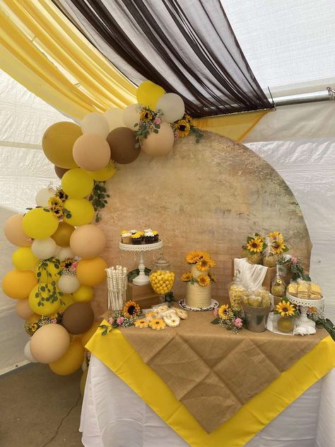 Sunflower Backdrop Ideas With Balloons, 18th Birthday Sunflower Theme, Sunflower 18th Birthday Party, Fall Sunflower Birthday Party Ideas, Sunflower Fall Baby Shower Ideas Girl, Sunflower Themed Birthday Party Ideas, Sweet 16 Party Ideas Sunflowers, Graduation Party Ideas Sunflowers, Sunflower Ideas Decoration