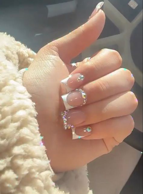 Cute Acrylic Nails Medium Length With Gems, White French Tip Nails Short With Diamonds, White French Tip Nails With Gold Rhinestones, Cute Short Acrylic Nails Square With Rhinestones, Short Acrylic Bling Nails, Spanish French Tip, Short Acrylic Nails Jewels, French Tip Acrylic Nails Rhinestones, Small French Tip Nails With Gems