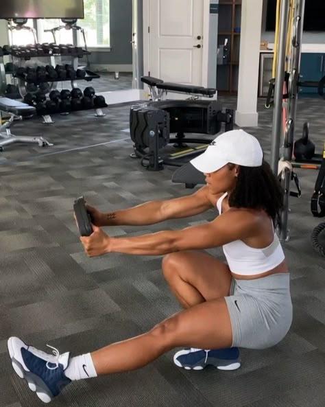 Kiara A. Townsell, BS, CPT on Instagram: “☆how to Pistol Squat for the win! 🤩🔥 ⠀ happy Thursday team! ⚡️ dropping some Pistol squat progressions so you all can learn how to do them…” Calisthenics Women Aesthetic, Squat Aesthetic, Calestenics Aesthetic, Splits Aesthetic, Squats Aesthetic, One Leg Squat, Calisthenics Aesthetics, Fitness Era, Calisthenics Women