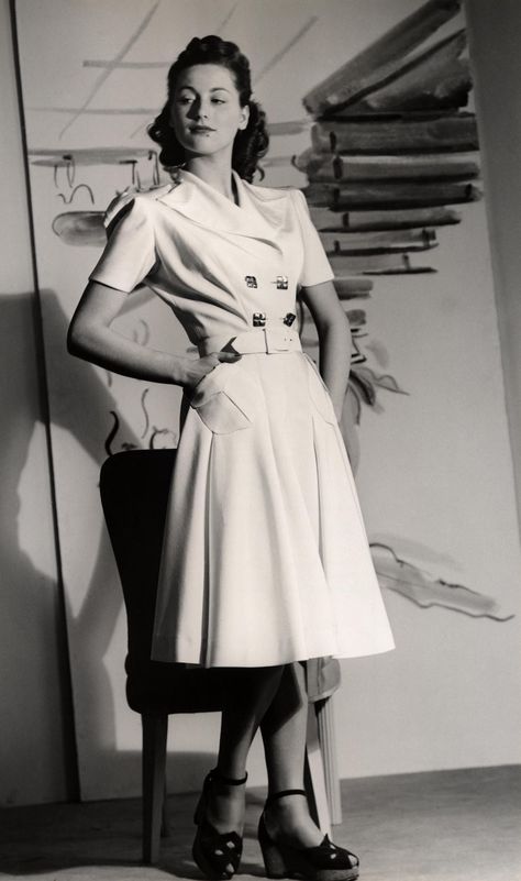 If you love the look of well-tailored dresses and military-inspired outfits, styling a 1940s look is for you. Take a look at the most popular 1940s looks for women. 1940s Life, 1940 Fashion, 40s Mode, 40s Outfits, 1940s Fashion Women, Fashion 40s, 1940s Looks, Decades Fashion, 1940s Women