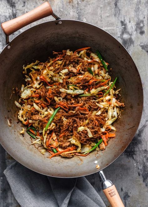 Stir-Fried Vermicelli Noodles 素炒粉丝 (Vegan) - The Plant-Based Wok Vegan Vermicelli, Uni Meals, Veg Pasta, Vermicelli Recipes, Food Reference, Vegan Noodles, Shredded Cabbage, Kitchen Confidential, Vermicelli Noodles