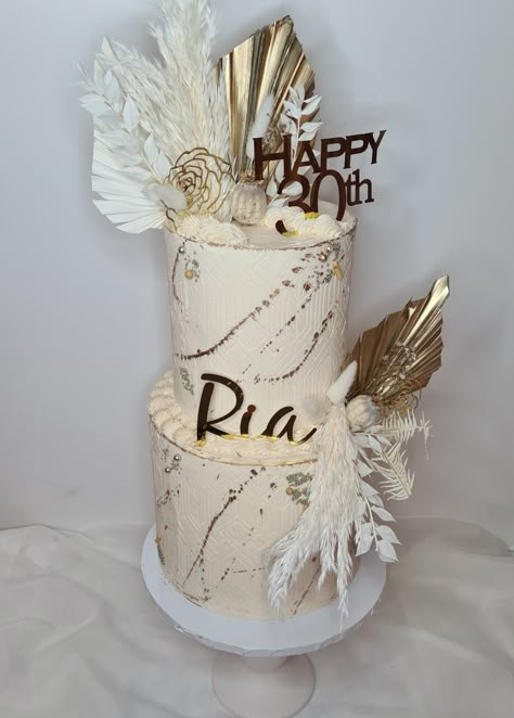 Beige Birthday Cake, 60th Birthday Cake For Mom, Golden Birthday Cake Ideas, Beige Cake, Cake Engagement, Tårta Design, Golden Birthday Cakes, Modern Birthday Cakes, Birthday Cake For Mom