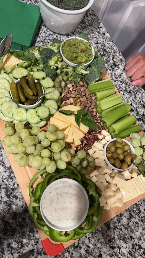 Green Christmas Charcuterie Board, All Green Charcuterie Board, Charcuterie Board Colors, Pink And Green Food Ideas, Color Party Charcuterie Board, Color Coordinated Charcuterie Board, Green Food Tray Ideas, Green Color Food Ideas, Green Food Platter