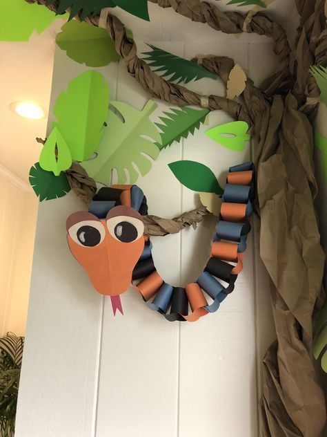 Jungle Theme Classroom Decorations, Tropisk Fest, Jungle Theme Decorations, Jungle Theme Classroom, Jungle Decorations, Jungle Thema, Deco Jungle, Jungle Theme Birthday, Vbs Themes