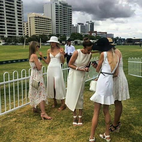 Hamptons Winery Outfit, Horse Polo Outfits For Women, Ascot Dresses Ideas, Polo Match Aesthetic, Polo Chic Dress Code, Horse Derby Outfits, What To Wear To A Polo Match, Saratoga Springs Ny Horse Racing Outfits, Racecourse Outfit