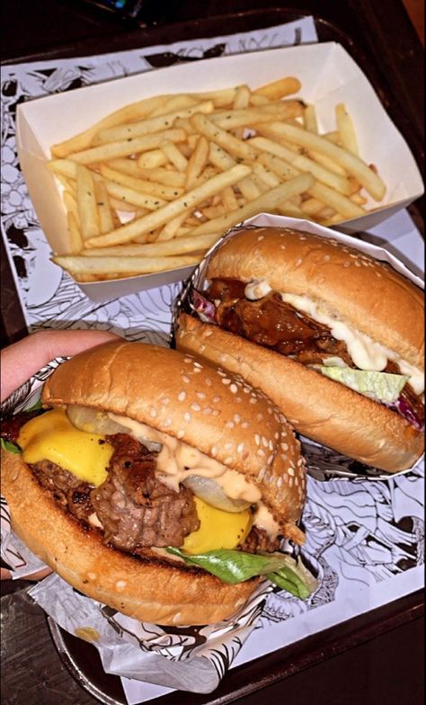 Burger Pictures Instagram, Burger Snapchat, Burger Snap, Burgers Aesthetic, Burger Pictures, Cafe Burger, Burger Aesthetic, Trending Summer Nails, Instagram Food Pictures