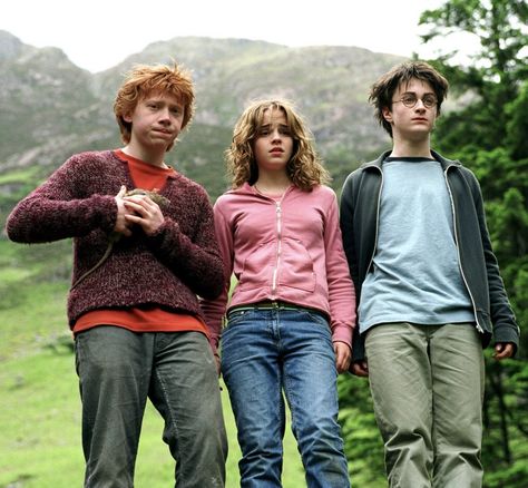 Rupert Grint, Emma Watson & Daniel Radcliffe Harry Potter Theories, Film Harry Potter, Ron And Harry, Tapeta Harry Potter, Harry Potter Ron, Buku Harry Potter, Oliver Phelps, The Prisoner, Harry Potter Images