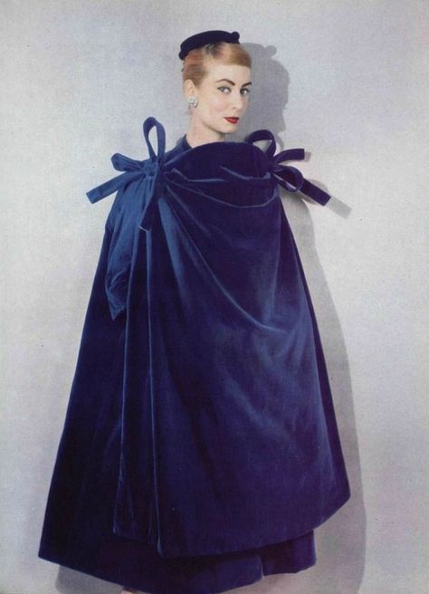 L’heure du diner chez Balenciaga L’Officiel #415, 1956 Photographer: Philippe Pottier Balenciaga, Fall 1956 Vintage Balenciaga, Cristobal Balenciaga, Balenciaga Fashion, Cristóbal Balenciaga, Fashion 1950s, Vintage Fashion Photography, Retro Mode, Vintage Couture, Vestidos Vintage