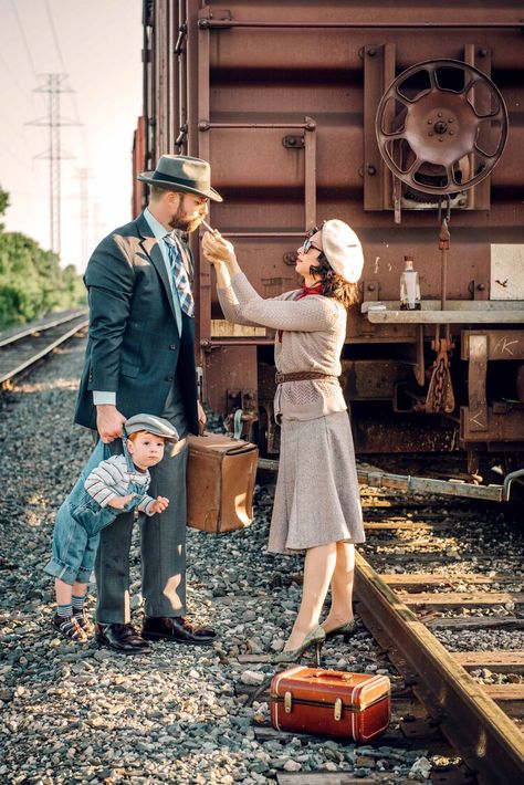 Los Angeles Portrait Photographer 50s Family Photoshoot, Family Vintage Photoshoot, Vintage Family Photoshoot Ideas, Themed Family Photoshoot Ideas, Vintage Family Photoshoot, Retro Family Photos, 1920s Photoshoot, Creative Family Pictures, Country Family Photos