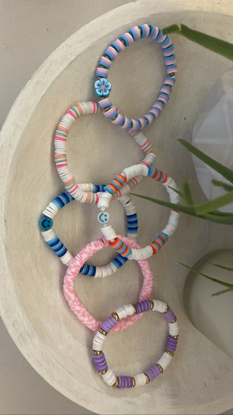 Summer Clay Bead Bracelets Patterns, Clay Beads Bracelet Ideas Without White, Cute Clay Bead Designs, Clay Bead Pattern Ideas, Clay Bead Ideas Necklace, Clay Bead Bracelet Ideas Harry Potter, Clay Bead Jewelry Ideas Aesthetic, Clay Head Bracket Ideas, Bracelet Patterns Beads Clay