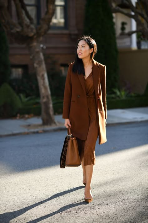 #9to5Chic Beautiful monochrome business casual outfit suitable for several functions. Fall Outfits Women 20s, Brown Dresses, Casual Chique, Brown Outfit, Professional Attire, Carrie Bradshaw, 가을 패션, Professional Outfits, Business Casual Outfits