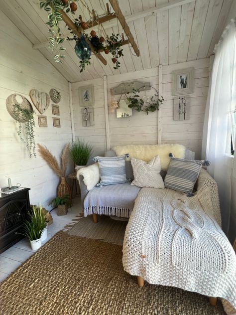 She Shed Daybed, Simple Rustic Interior, Cottagecore She Shed Interior, Garden Shed Bedroom, Cute Shed Interior, Summer Shed Interior, Cosy Shed Ideas, Cottage She Shed Interior, Aesthetic Shed Interior