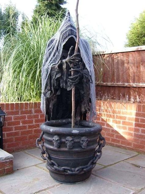 30+ Fabulously Spooky Outdoor Halloween Decorating Ideas Cauldron Creep, Outdoor Halloween Decorating, Halloween Decorations Outdoor Porch, Läskig Halloween, Diy Halloween Dekoration, Decorating Halloween, Scary Halloween Decorations Outdoor, Scary Halloween Decorations Diy, Halloween Decorating Ideas