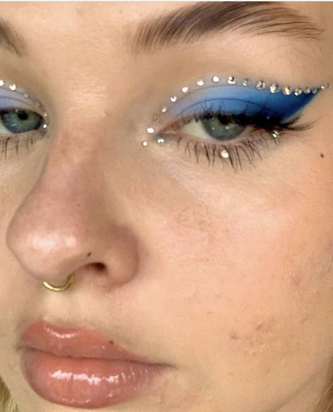 Dark Eyeshadow Looks For Blue Eyes, Blue Cat Eye Makeup, Cheer Comp Makeup, Eyeshadow Looks With Rhinestones, Midnights Makeup, Cheerleader Makeup, Cabello Aesthetic, Mom Makeup, Cheer Makeup