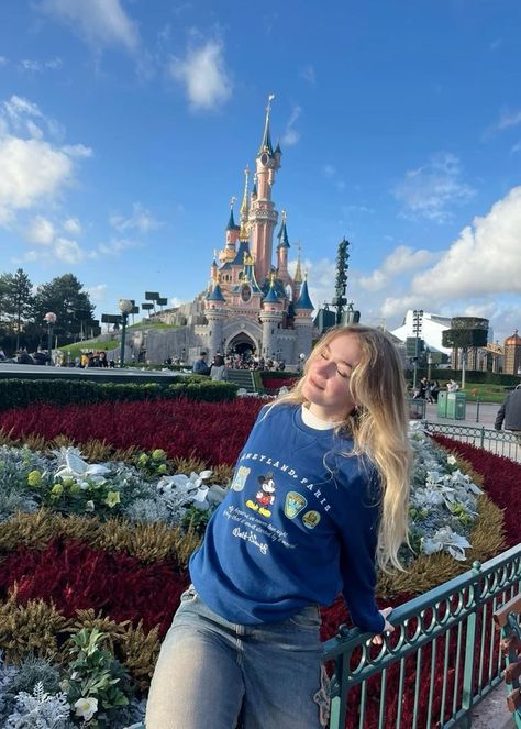 15 Disneyland Outfit Ideas for Moms: Stylish and Comfortable Tips Disneyland Winter Aesthetic, Winter Disney Bounding, Cold Disneyland Outfit, Disney Merch Aesthetic, Cute Disney Outfits Winter, Disneyland Paris Outfit Autumn, Disney Sweater Outfit, Paris Disneyland Outfit, Disney Fits Winter