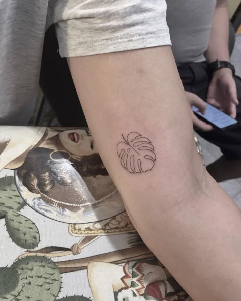 Small Monstera Leaf Tattoo, Minimal Leaves Tattoo, Matching Plant Tattoos, Minimalist Leaf Tattoo, Small Leaf Tattoo, Monstera Outline, Aus Tattoo, Monstera Leaf Tattoo, Dye Your Hair At Home