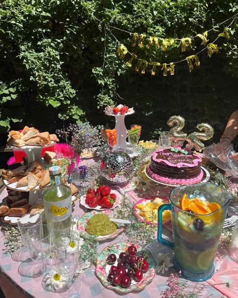 Birthday Decoration Ideas 22, Picnic Food Birthday, Friend Tea Party, 21 Birthday Picnic, 21st Summer Birthday Ideas, Fairycore Birthday Party Aesthetic, Friends Garden Party, Garden Party Disco, Cute Picnic Birthday Ideas