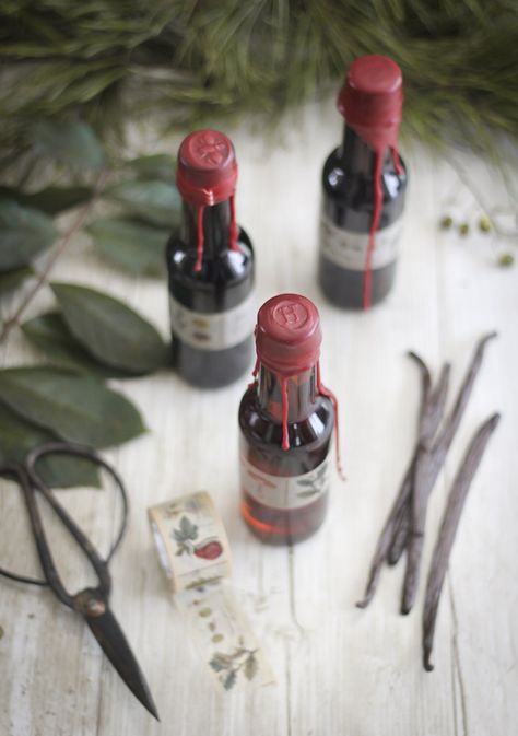 Homemade Vanilla Extract in Wax-Sealed Bottles | Sprinkle Bakes Wax Sealed Bottle, Vanilla Extract Wedding Favors, Wax Seal Bottle, Baking Gifts Ideas, Vanilla Extract Gift, Wax Seal Ideas, Wax Seal Stamp Diy, Make Vanilla Extract, Homemade Vanilla Extract