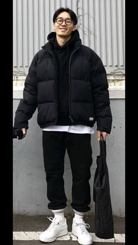 Black Puffer Jacket Outfit Men, Snow Outfit Men, Black Puffer Jacket Outfit, Puffer Jacket Outfit Men, Winter Outfits Men Streetwear, Mens Street Style Winter, Winter Jacket Outfits, Black Outfit Men, Outfits Men Streetwear