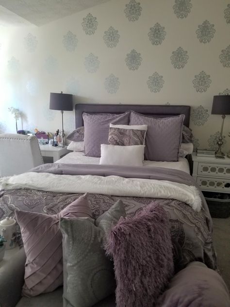 Lavender Gray Room Ideas, Lavender Accents Bedroom, White Grey And Purple Bedroom, Black White Grey Purple Bedroom, Purple Gray And White Bedroom, Lavender And Gray Bedroom Ideas, Lavender And Silver Bedroom Ideas, Black White Gray Purple Bedroom, Lavender Blue Bedroom Ideas