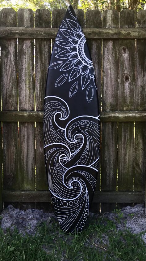 Surfboard Painting On Canvas Easy, Surf Board Art Drawing, Paddle Board Design Ideas, Paint A Surfboard, Paddle Board Painting Ideas, Surfboard Design Ideas Board Art, Surfboard Design Aesthetic, Surf Board Designs Surfboard Art Paint, Surfboard Wax Art