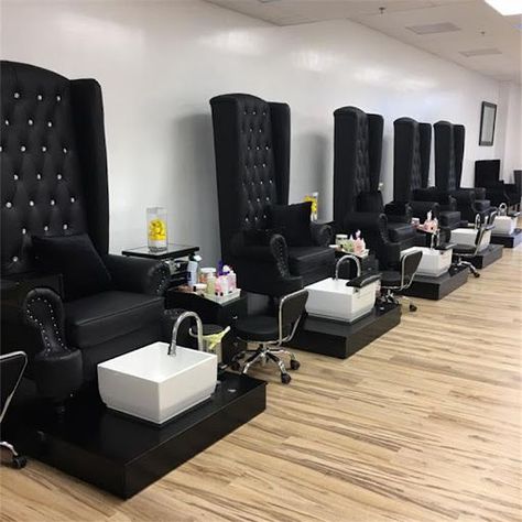 Spa Room Design, Beauty Salon Reception, Luxury Pedicure, Nail Salon Chairs, Black Pedicure, Luxury Nail Salon, Saloon Decor, Nail Parlour, Salon Interior Design Ideas