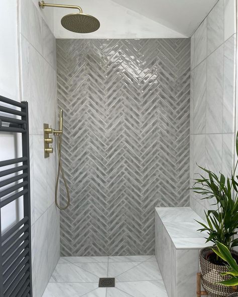 Bathroom Floor Herringbone, Herringbone Tile Bathroom Floor, Bathroom Herringbone Tile, Herringbone Tile Bathroom, Master Shower Tile, Herringbone Tiles, Glass Tile Bathroom, Master Bath Tile, Small Bathroom Interior