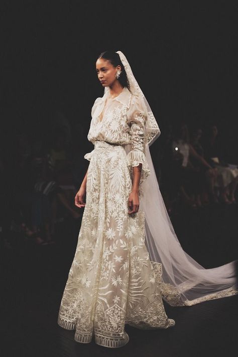 Naeem Khan Bridal, 2019 Ready To Wear, Mode Editorials, Haute Couture Gowns, Wedding Dress Collection, Naeem Khan, Rustic Wedding Dresses, Indian Gowns, Lace Bridal Gown