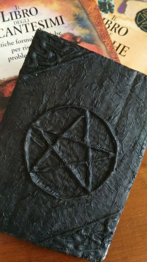 Creepy Book Covers Diy, Book Of Shadows Diy Cover, Witch Books Diy, Shadow Book Cover, Book Of Shadows Ideas Inspiration Cover, Diy Spell Book Cover, Diy Book Of Spells, Book Of Shadows Cover Ideas, Spell Book Covers