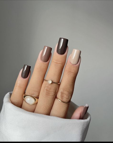 Dark And Light Brown Nails, Gel Nail Color Combinations, Short Coffee Nails, Gray Brown Nails, Short Square Brown Nails, Gel Nails Chocolate Brown, Light Brown And Dark Brown Nails, Square Nails Fall Colors, Autumn Nails 2024 Brown