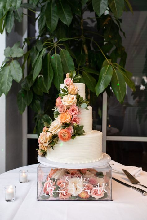 Clear Cake Stand With Flowers, Wedding Cake On Acrylic Stand, Acrylic Cake Stand With Flowers, Acrylic Wedding Cake Stand, Cake Stand With Flowers, Wedding Cake Stand Decor, Icing Wedding Cake, Plaas Troue, Coral Ranunculus