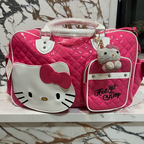 Pink Duffle Bag With Keychain Pink Valentines Gift Basket, Makeup Bags Pink, Pink Girly Things Accessories, Horror Kawaii, Bag With Keychain, Duffle Bag Pink, Barbie Bag, Hello Kitty Bedroom, Fluffy Bag