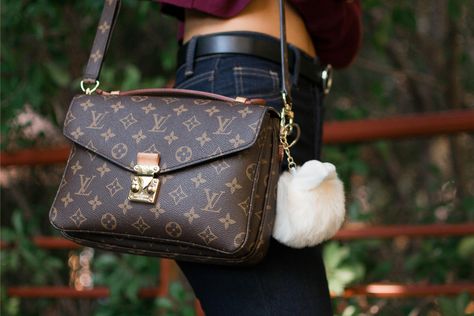 Lifestyle blogger Demi Bang talks about what she keeps in her louis vuitton pochette metis bag and her review. Macbook Pro Laptop, Louis Vuitton Key Pouch, Inside My Bag, Louis Vuitton Pochette Metis, Key Pouch, Louis Vuitton Pochette, Lv Monogram, College Student, Lifestyle Blogger