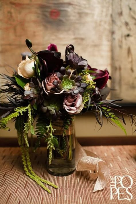 Winter Floral Arrangements, Winter Wedding Bouquet, Winter Bouquet, Fleur Design, Holiday Floral, Fall Wedding Colors, Arte Floral, Ranunculus, Beautiful Bouquet