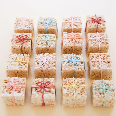 <p>An icing bow turns a Rice Krispies square into a nifty little gifty. Cut into cubes or different shapes and sizes to resemble gift boxes or even the gift itself (try an icing bow around a Rice Krispie bicycle!). Then pipe on a bow in any color you like. Set them out your party as […]</p> Krispie Treats Christmas, Rice Krispie Treats Christmas, Christmas Cookie Box, Christmas Treats Boxes, Treats Christmas, Krispie Treats Recipe, Xmas Treats, Krispy Treats, Krispies Treats