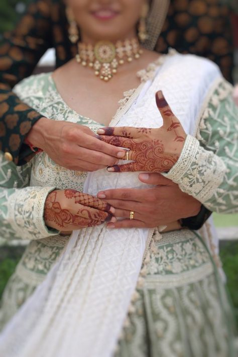 Engment Pose Bride, Engagement Ceremony Poses, Ringceremony Couple Poses, Engagement Ring Ideas Non Traditional, Engment Poses Couple, Ring Ceremony Poses Indian, Indian Ring Ceremony Photography, Ringceremony Pose, Engegment Pose Bride