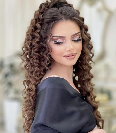 Curly Bridal Hair, Curly Hair Beauty, Hair Styels, Modele Fitness, Curly Wedding Hair, Quince Hairstyles, Hair Stylist Life, Half Up Hair, Formal Hairstyles