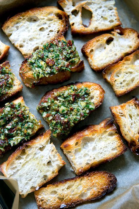 Pesto Crostini, Bread Crackers, Pesto Recipes, Pesto Spinach, Entertaining Appetizers, Baking Spices, Crostini Appetizers, Vegan Starters, Bruschetta Toppings