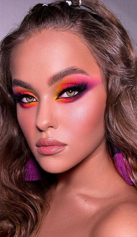 34 Creative Eyeshadow Looks That're Wearable : Mint Eyeshadow with Green Graphic Liner Makeup Moodboard, Mint Eyeshadow, Creative Eyeshadow, Everyday Eyeshadow, 2021 Makeup, Bright Eye Makeup, Beautiful Eyeshadow, Makeup Glam, Cool Makeup Looks