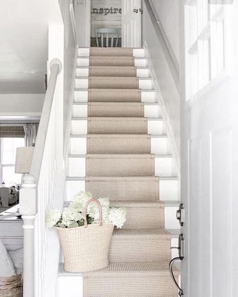 Stairs Makeover Design, Stairs Carpet, Stairs Renovation, Painted Staircases, White Stairs, Hal Decor, Stair Makeover, Diy Staircase, Stairs Makeover